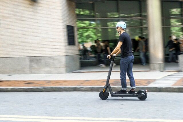 Unleashing the Future of Urban Mobility: iSinwheel Electric Scooter
